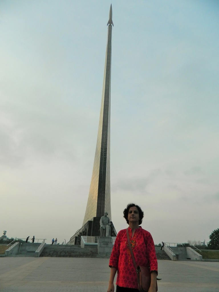 Monument to the Conquerors of Space behind me
